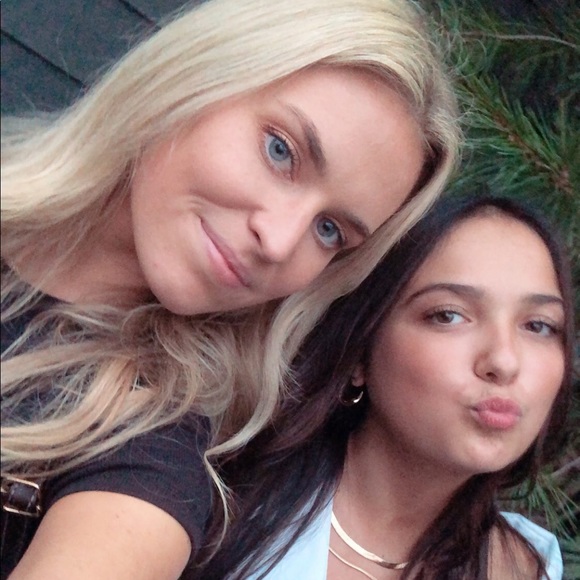 Meet your Posher, Jessica - Picture 1 of 8